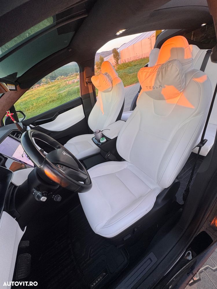 Tesla Model X - 16