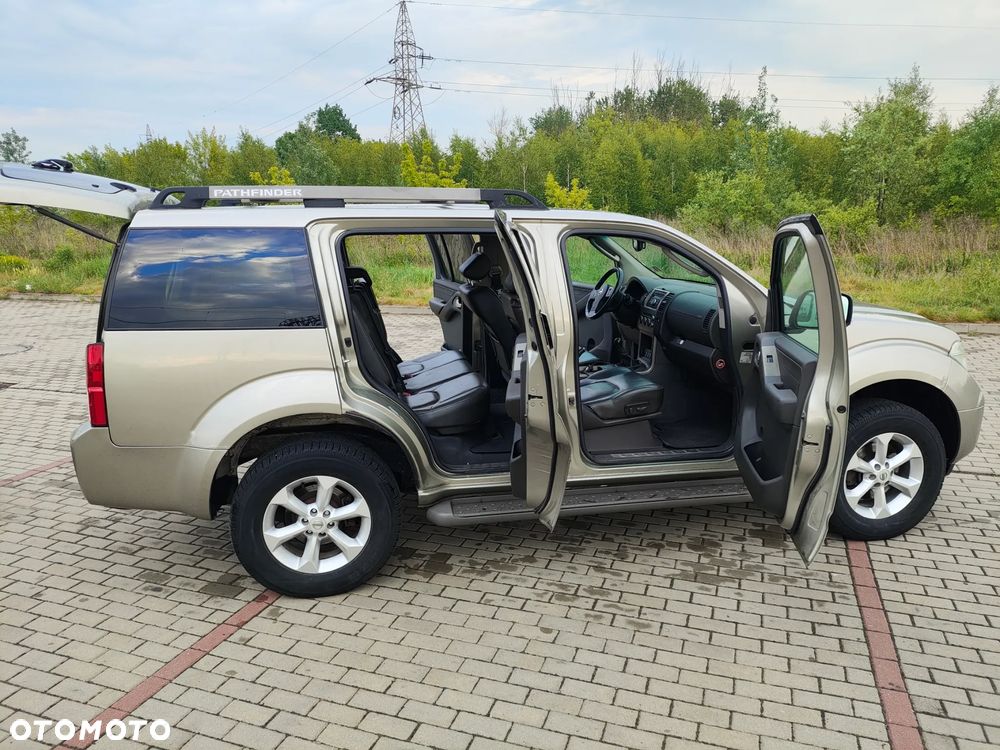 Nissan Pathfinder 2.5 D LE - 12