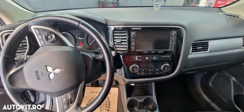Mitsubishi Outlander - 2