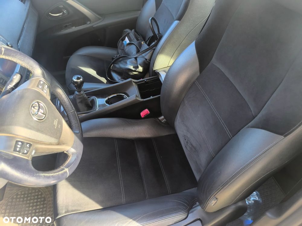 Toyota Avensis - 8