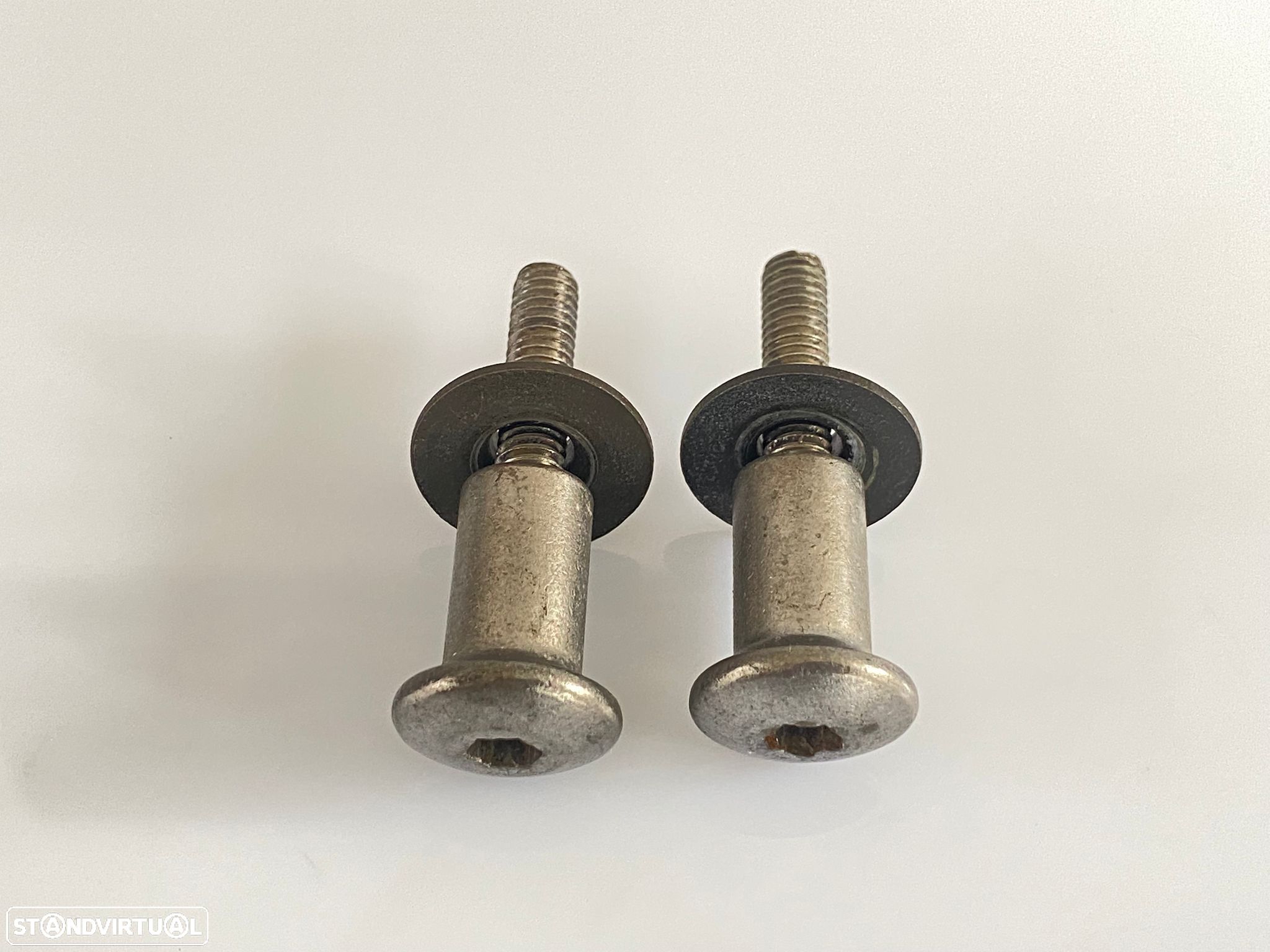 pinos de carenagem traseira honda cbr 954 ano 2002 - 2003 usado - 1