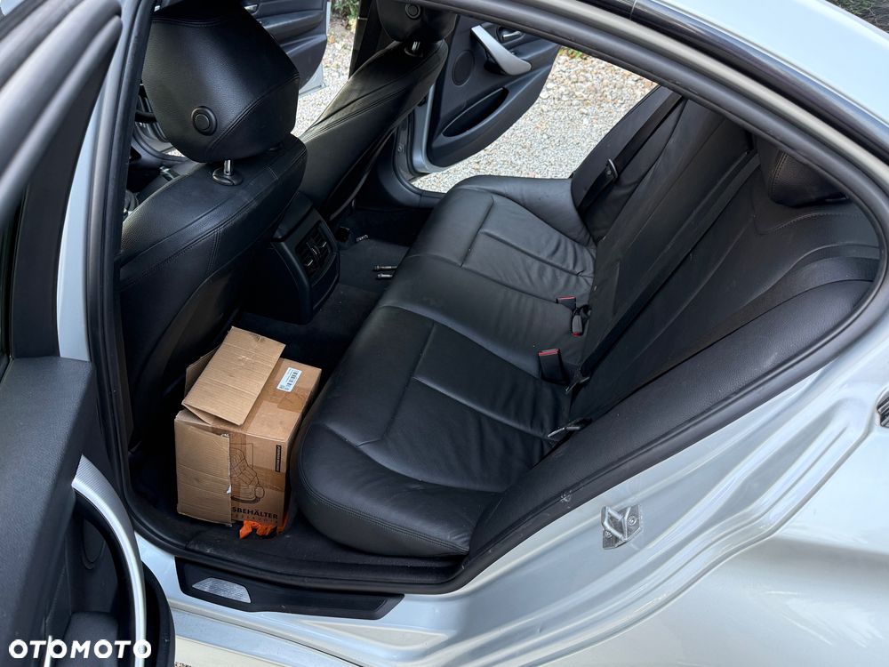 BMW Seria 3 320i M Sport - 13