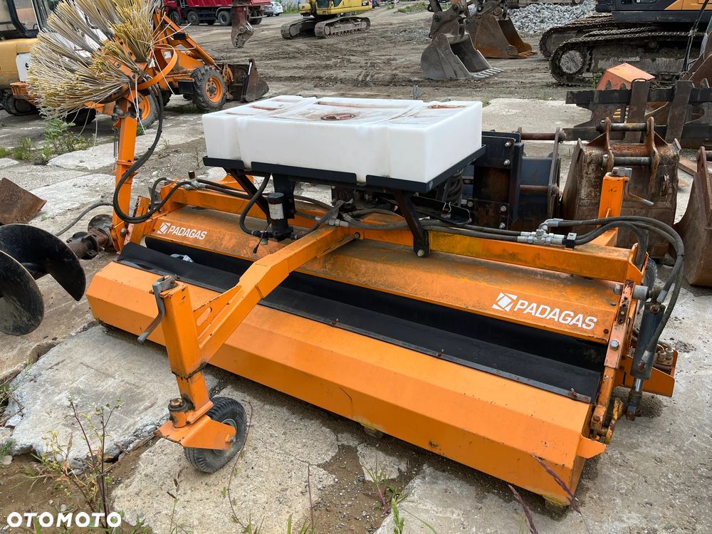 Case 695ST - 30