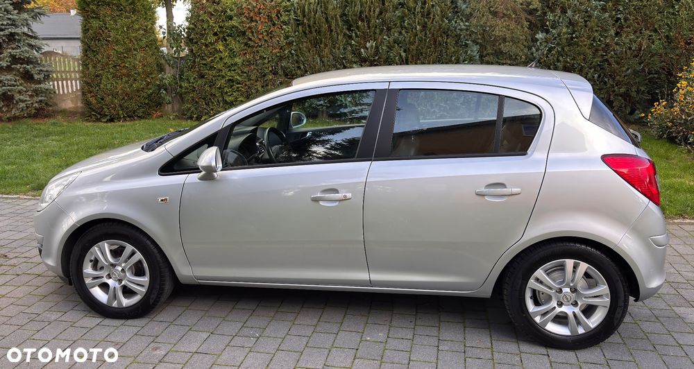 Opel Corsa 1.4 16V Cosmo - 9