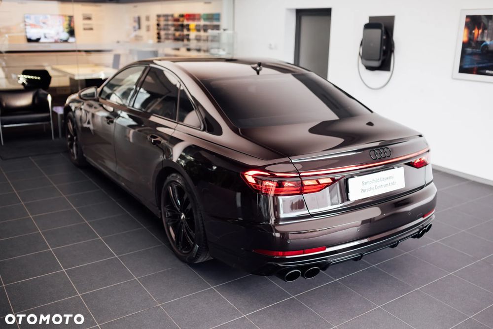 Audi S8 - 12