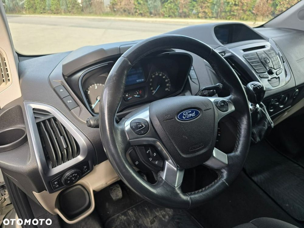 Ford Tourneo Custom - 36