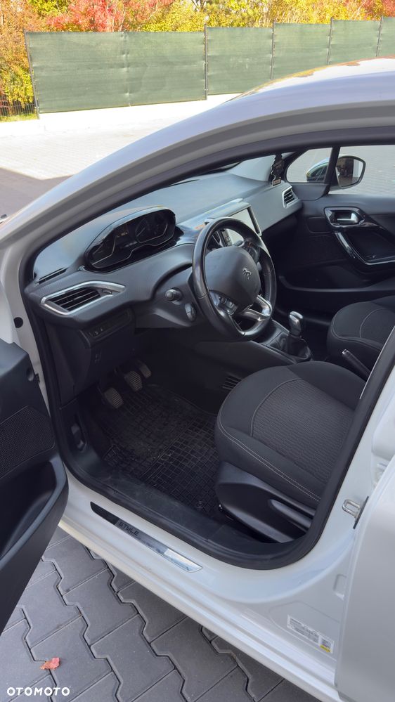 Peugeot 208 - 11