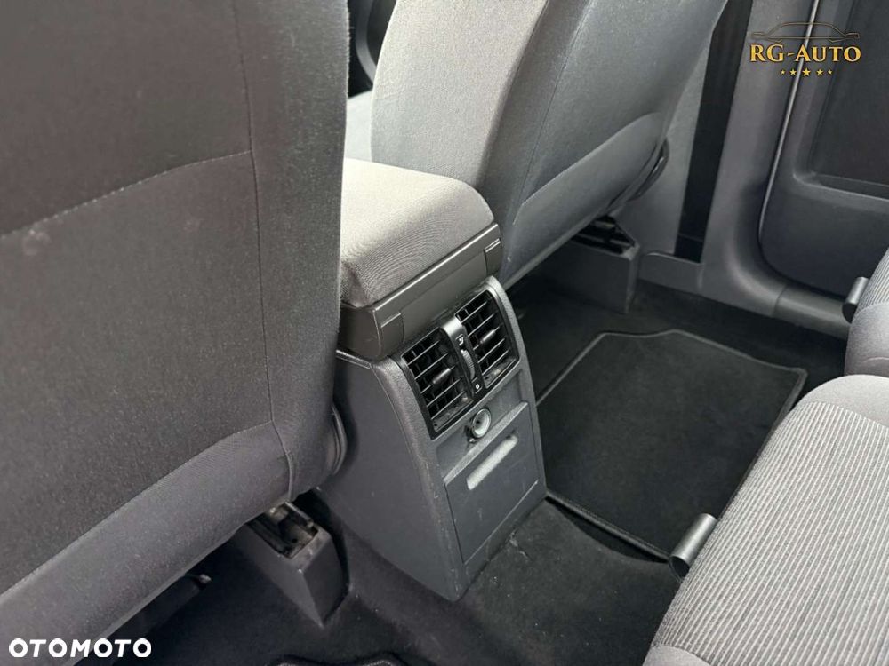 Volkswagen Touran - 26