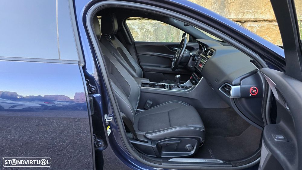 Jaguar XE 2.0 D R-Sport - 37