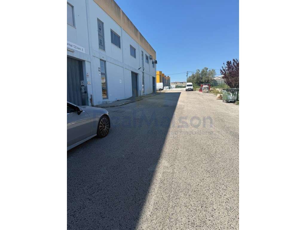 Arrenda-se Armazém na Terrugem - Grande imagem: 3/10