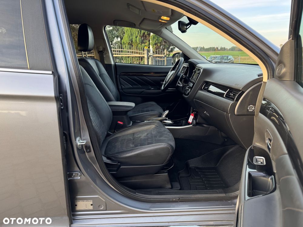 Mitsubishi Outlander 2.0 4WD Plug-In Hybrid Top - 14