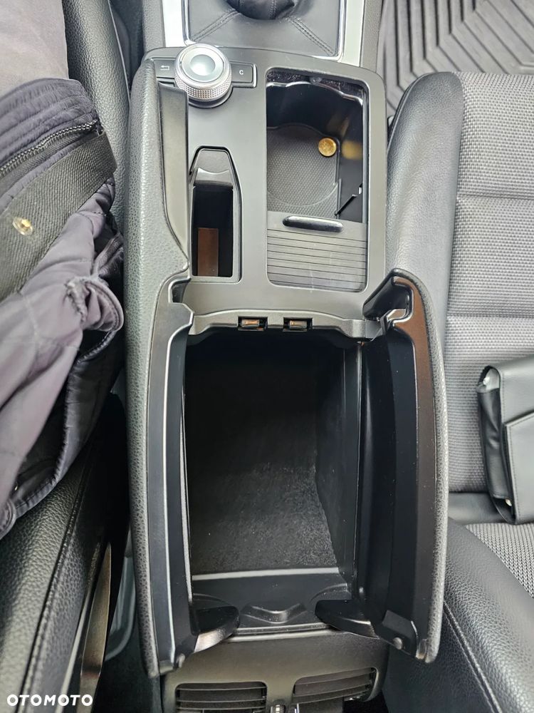 Mercedes-Benz Klasa C 180 CGI BlueEFFICIENCY Avantgarde - 18