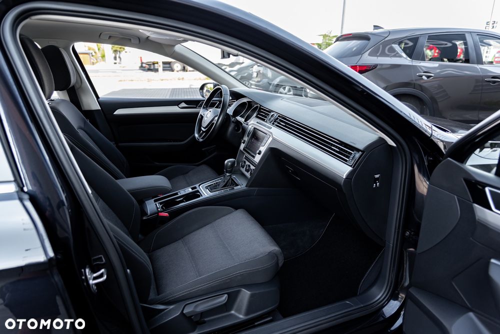Volkswagen Passat Variant 2.0 TDI SCR DSG Trendline - 24