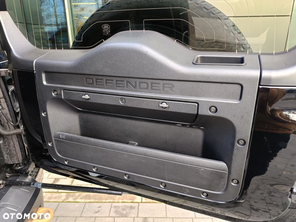 Land Rover Defender - 36