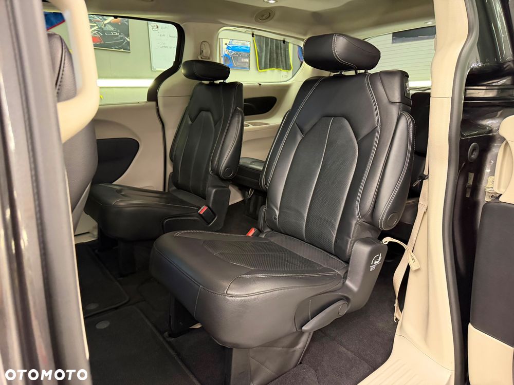 Chrysler Pacifica - 26