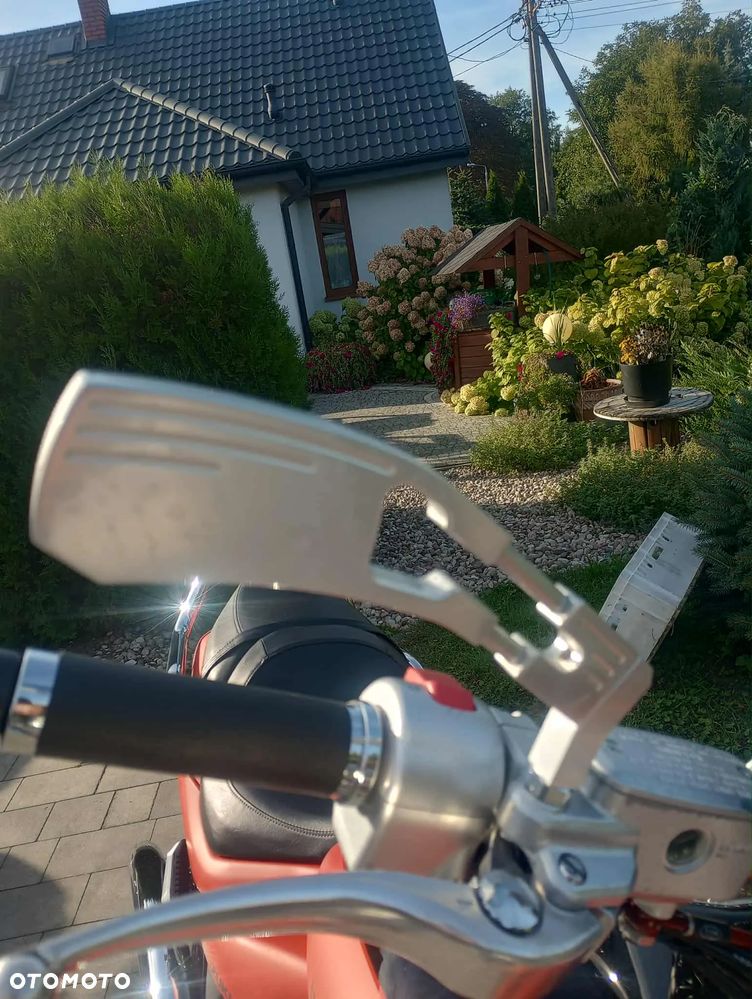 Suzuki Intruder - 12