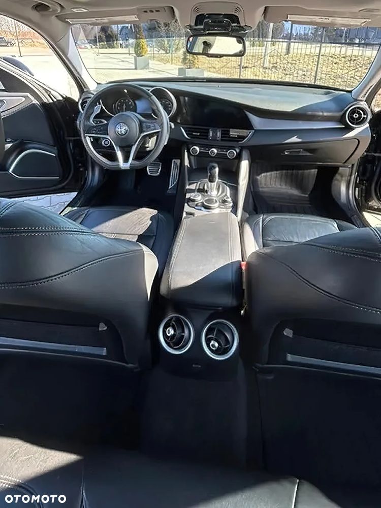 Alfa Romeo Giulia - 8