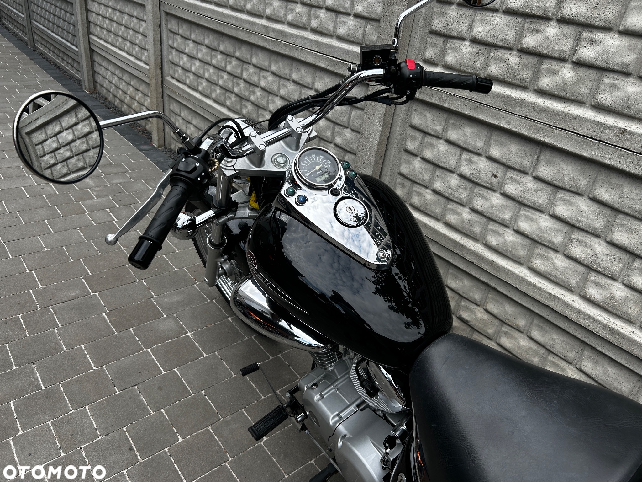Suzuki Intruder - 12