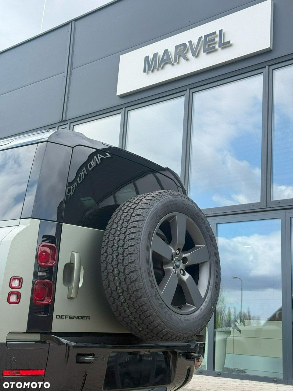 Land Rover Defender - 12