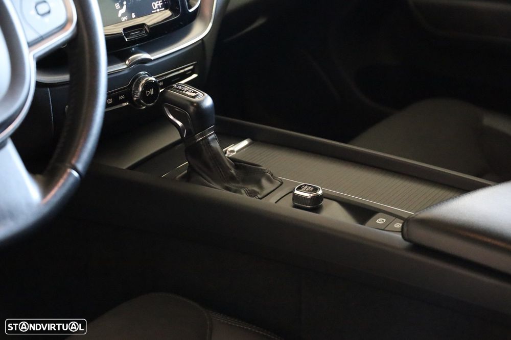 Volvo XC 60 2.0 D4 Momentum Geartronic - 15