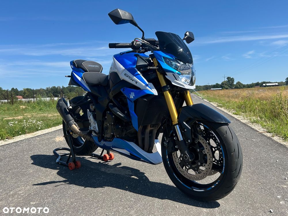 Suzuki GSR - 24