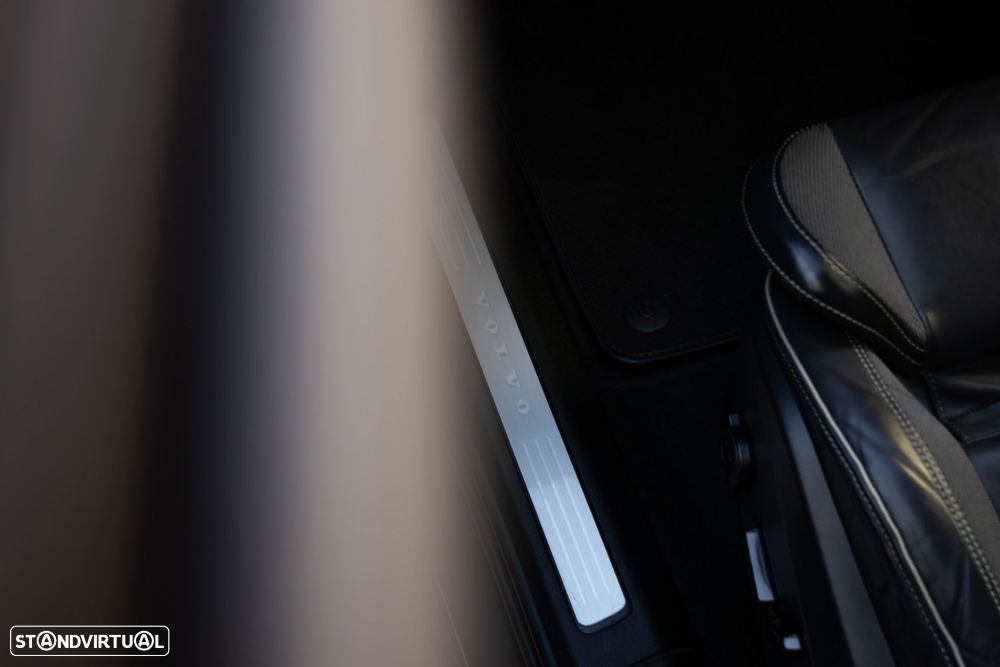 Volvo XC 60 2.0 B4 R-Design Geartronic - 22