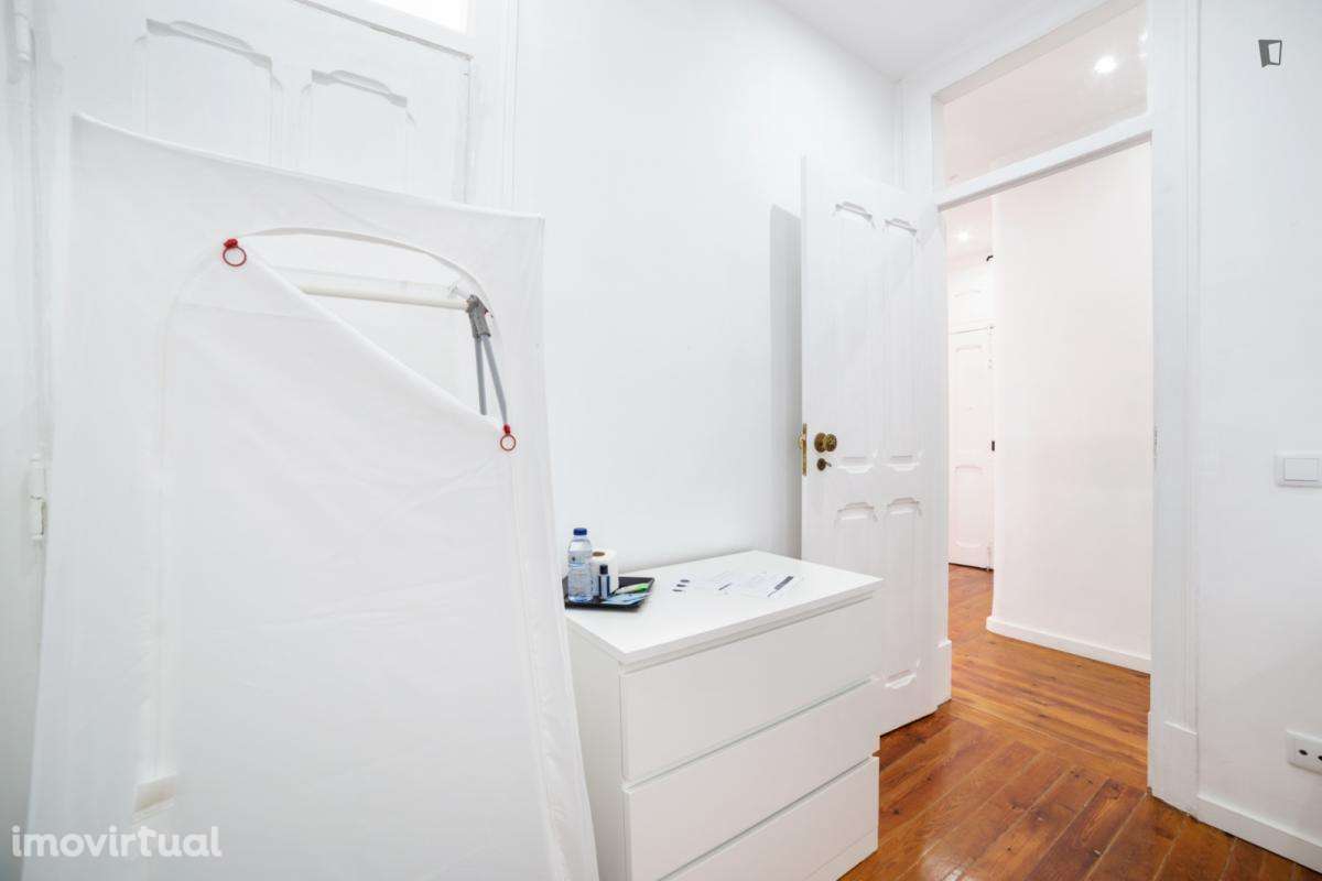 Quarto - localizado em Anjos Lisbon - Grande imagem: 5/17