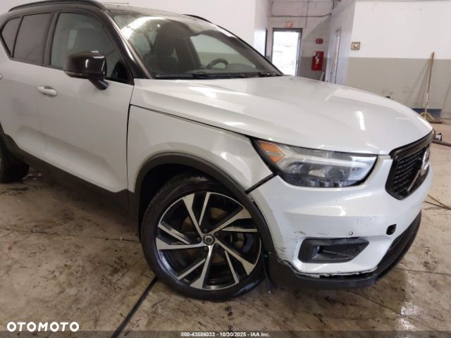 Volvo XC 40 T5 AWD R-Design - 3