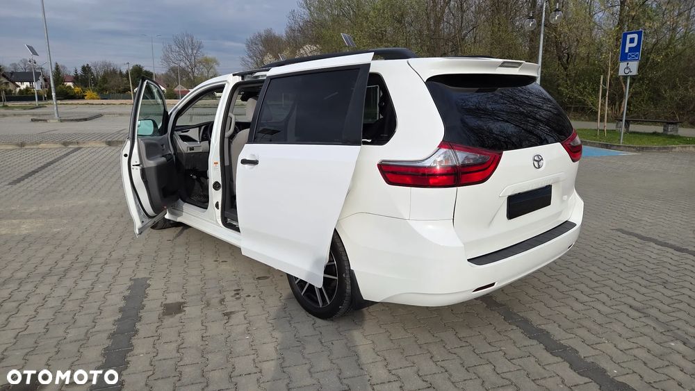 Toyota Sienna - 16