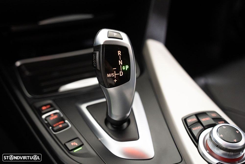 BMW 318 d Auto Line Sport - 13