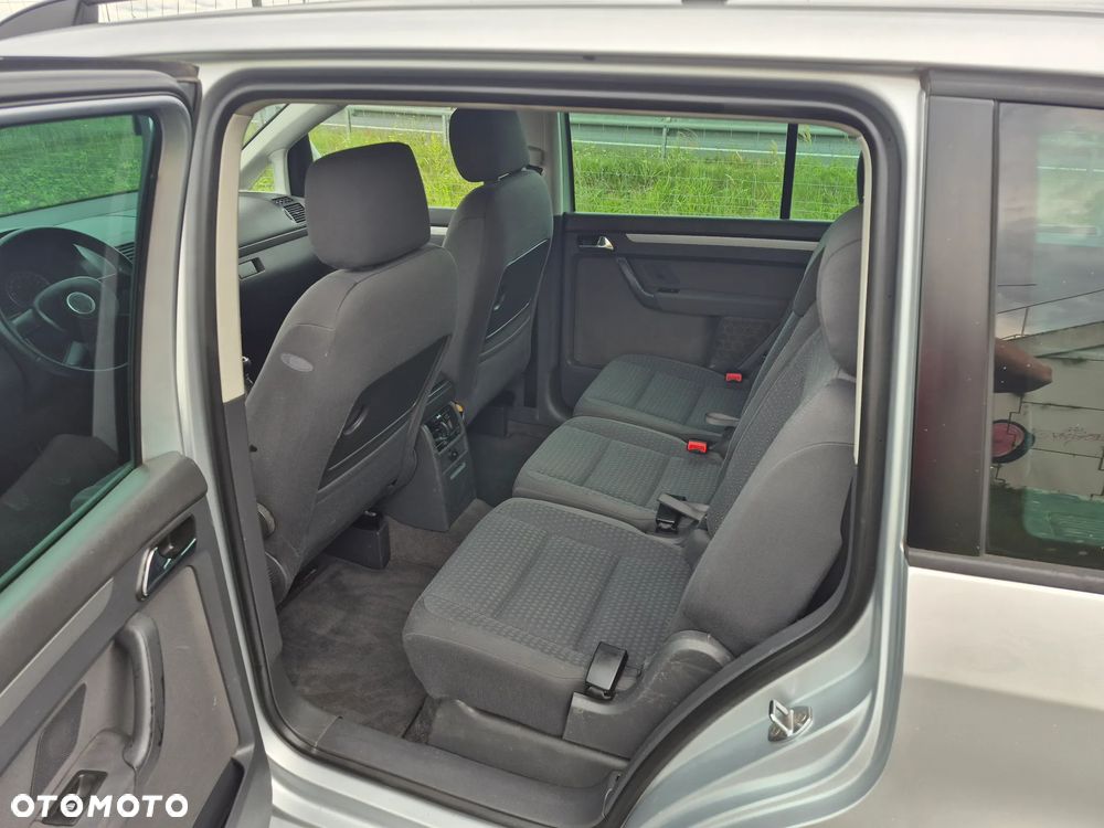 Volkswagen Touran - 11