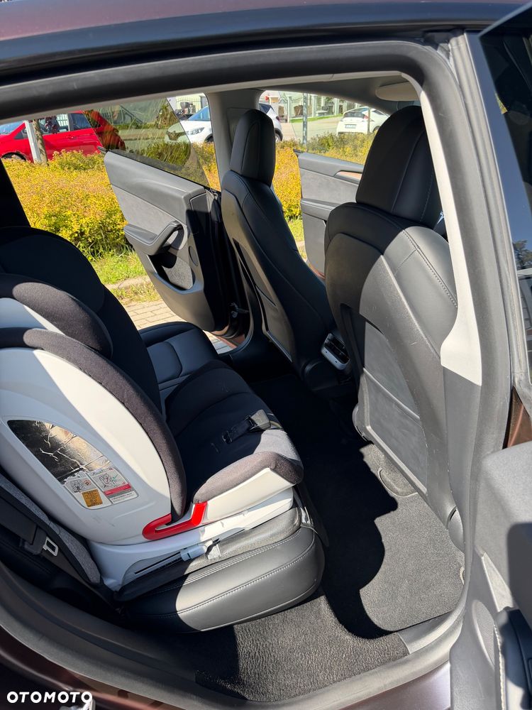 Tesla Model Y Long Range AWD - 18