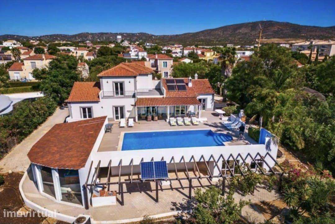 Moderna Moradia T4 com piscina e ginásio no Cerro Azul - Grande imagem: 3/26