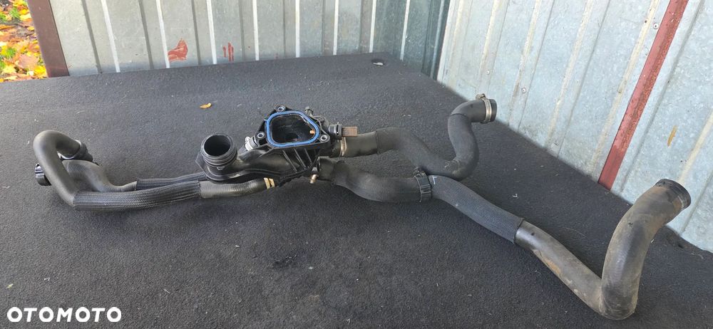 Obudowa termostatu 9810916880 przewody wody Citroen Peugeot 1,6 VTI - 2