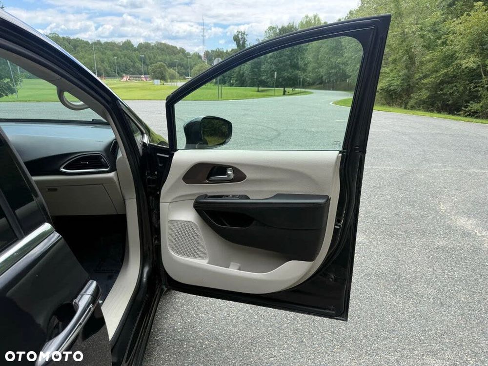 Chrysler Pacifica - 15