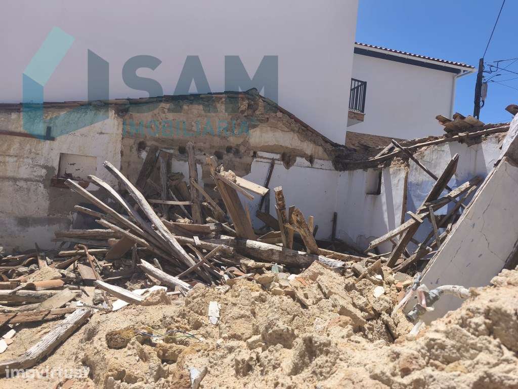 Terreno com 547 m² e Ruína para Restauro no Centro de Campelos - Grande imagem: 4/12