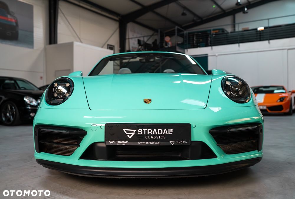 Porsche 911 Carrera 4 GTS - 11