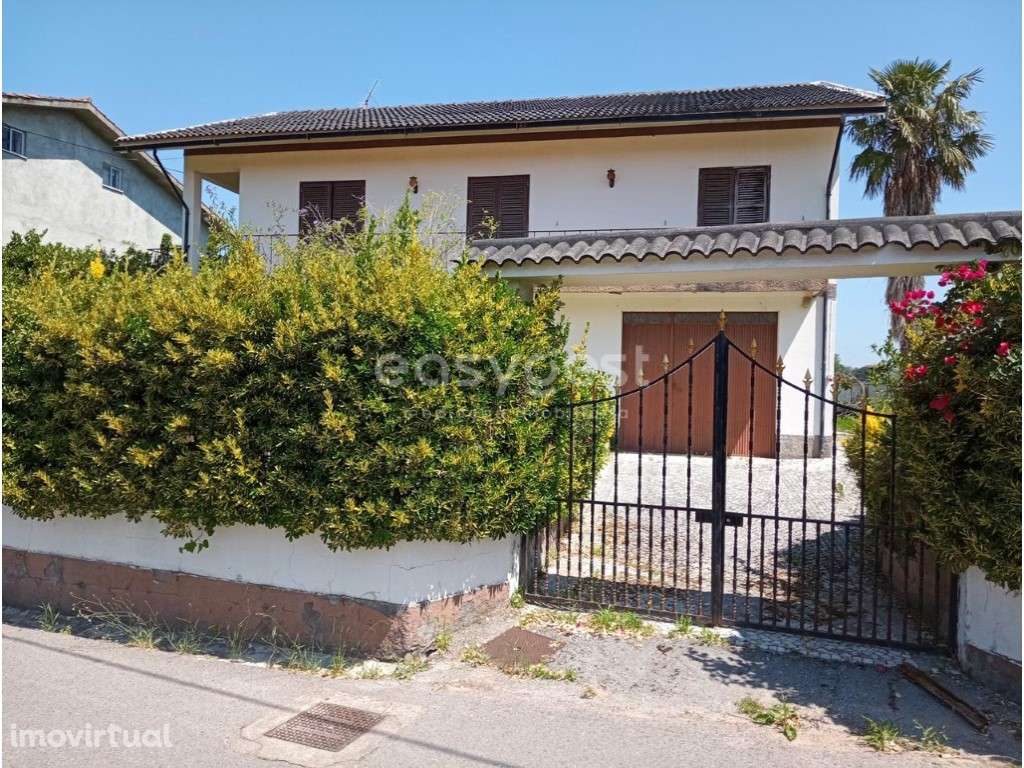 Moradia de dois pisos independentes e terreno c/ 872 m2 em Cernache - Grande imagem: 2/29