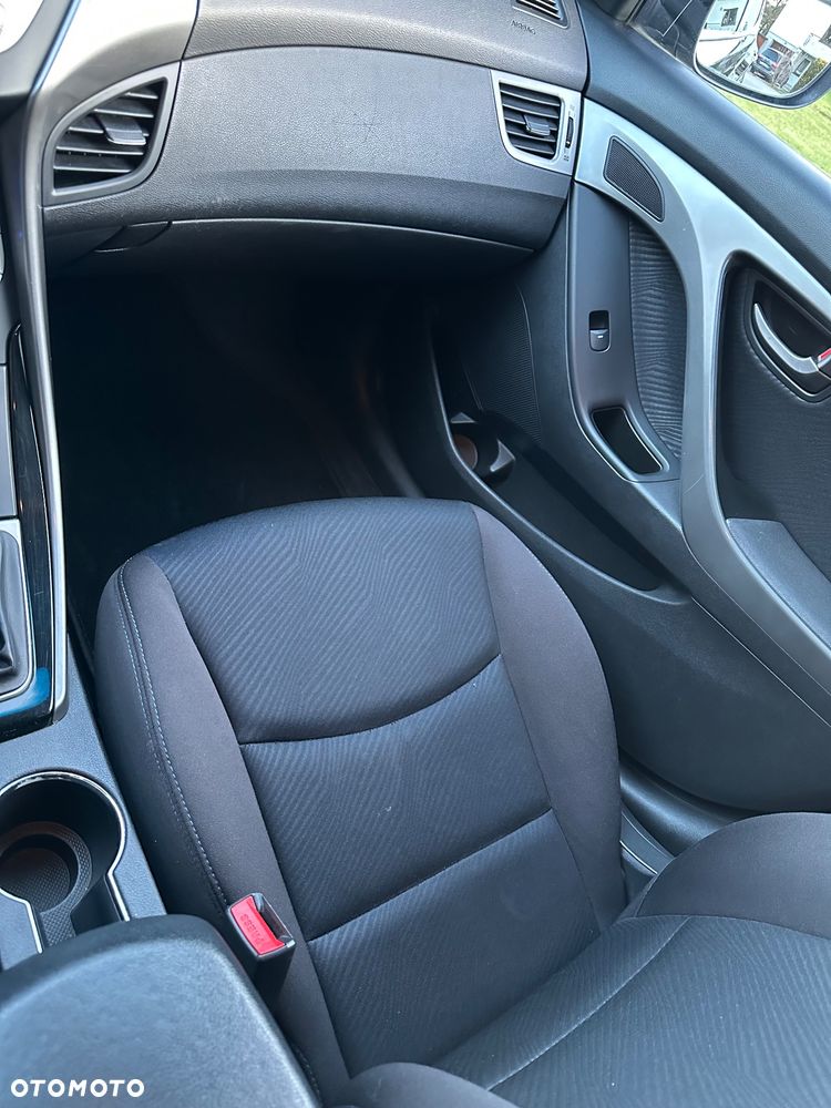 Hyundai Elantra 1.6 Comfort - 32