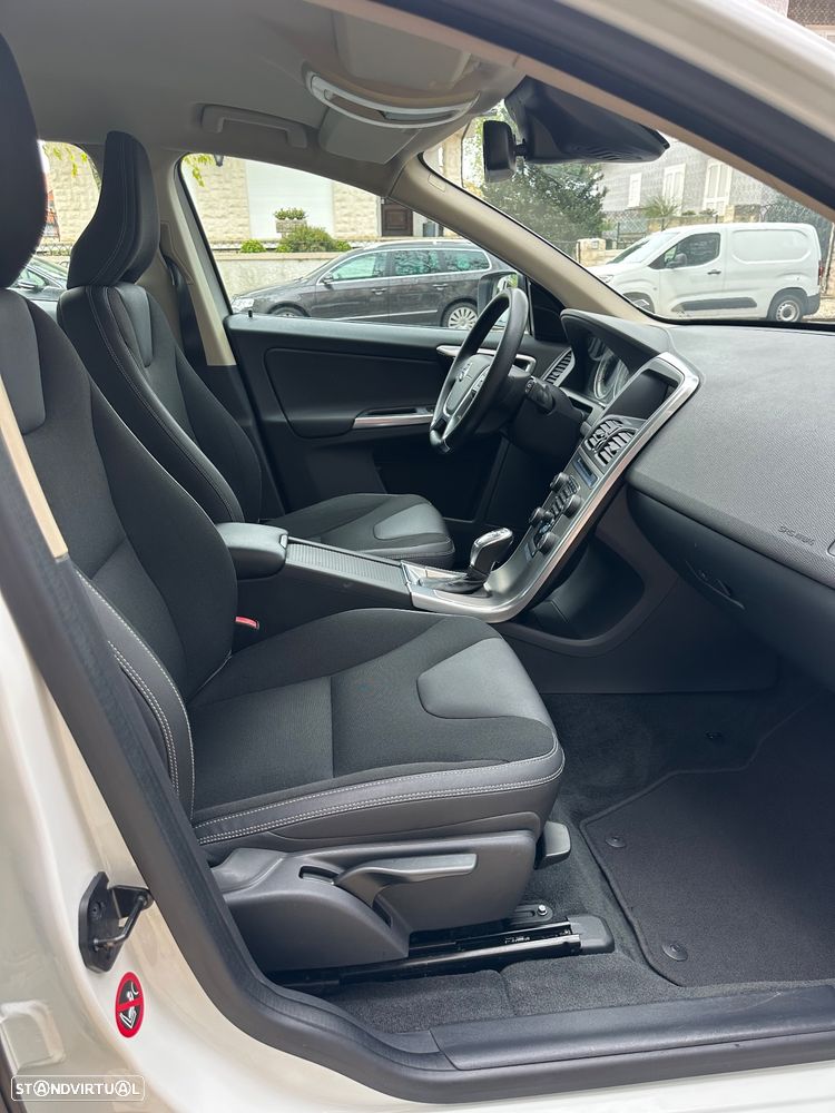 Volvo XC 60 2.0 D4 Momentum Geartronic - 13
