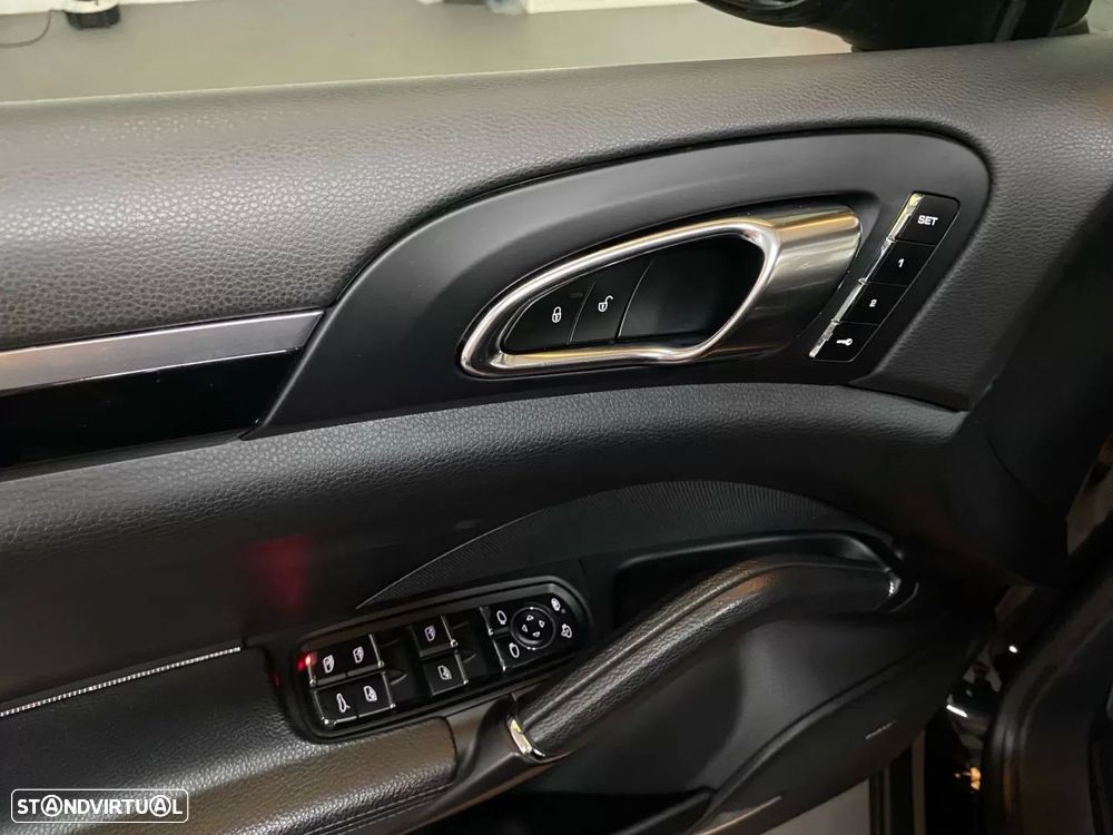Porsche Cayenne Platinum Edition - 18