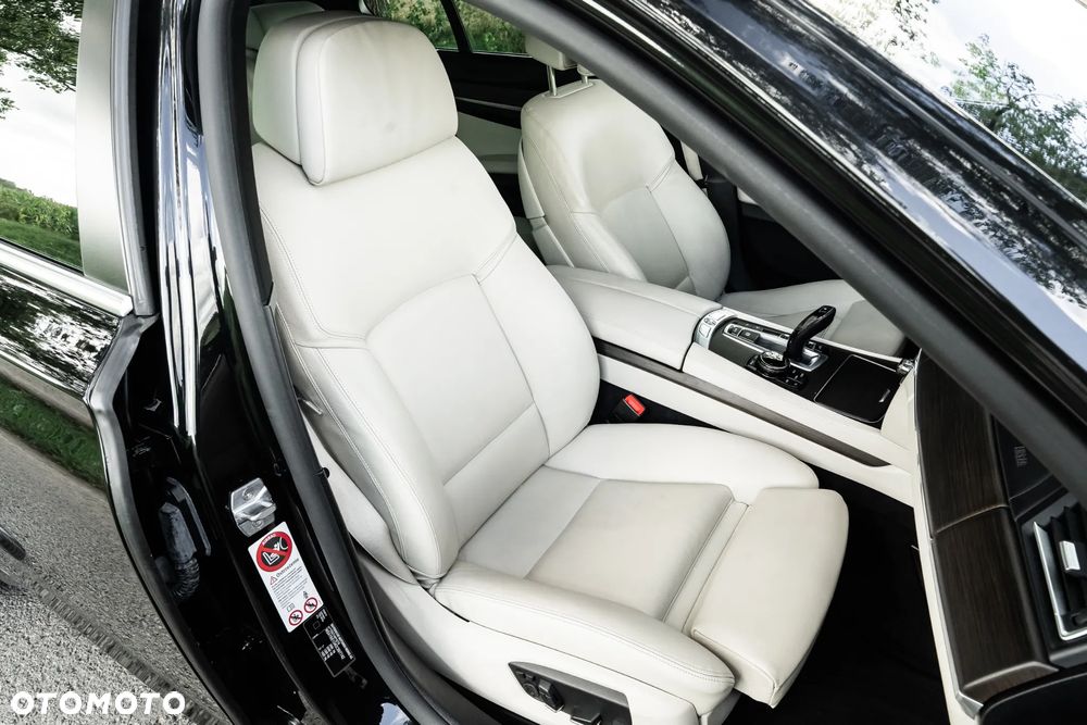 BMW Seria 7 750i xDrive - 25
