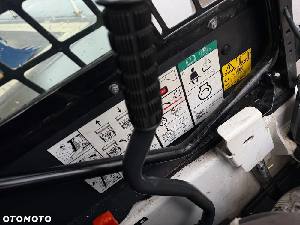 Bobcat S70 Mini-ładowarka 4x4 wózek terenowy. Łyżka widły. Kabina ogrzewana pełne szkło + drzwi ! aktualne serwisy DEKRA. Dokumentacja. silnik Kubota 3cyl. Maszyna Jak Nowa z Salonu! Pochodzi z Norweskiego Gospodarstwa! 2019 rok 715 mtg! Zero luzów i wycieków. Bardzo mocna i wydajna maszyna o małych gabarytach! Wąskie koła. Idealna do stajni. OKAZJA TANIO - 37