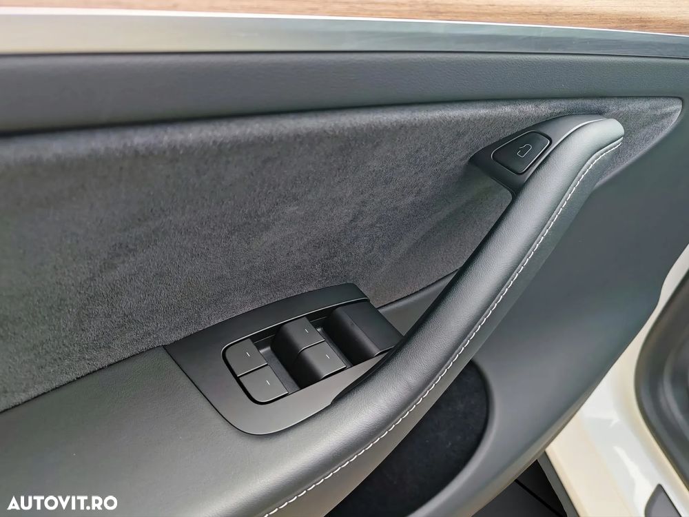 Tesla Model Y Long Range Dual Motor AWD - 11