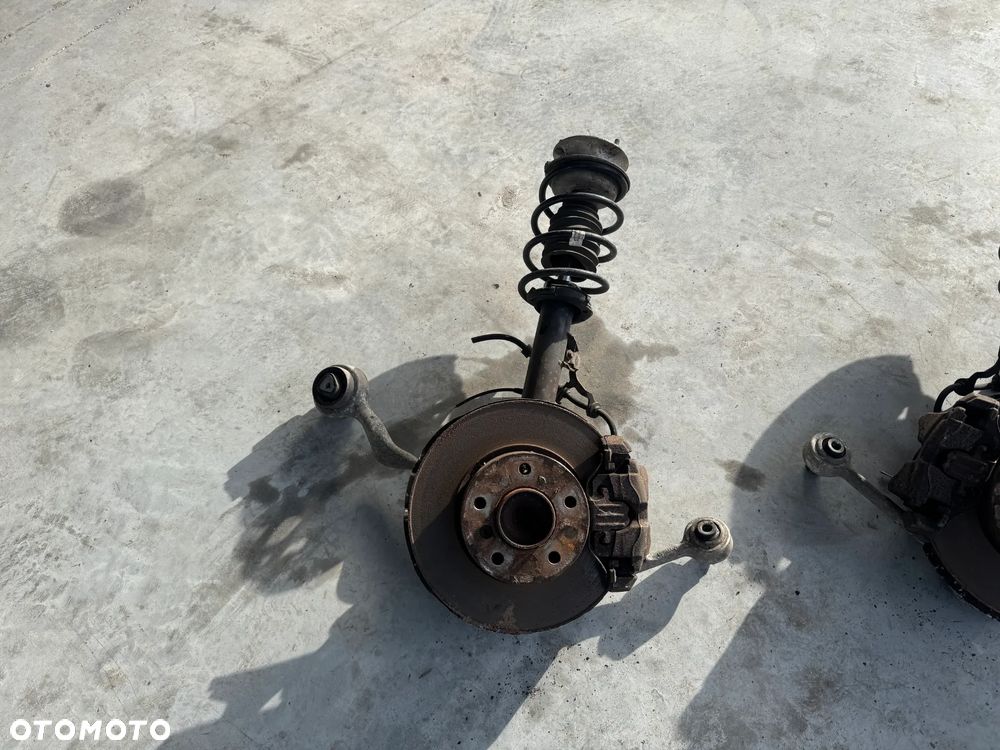 ZWROTNICA AMORTYZATOR LEWY MCPERSON BMW E90 E87 - 1