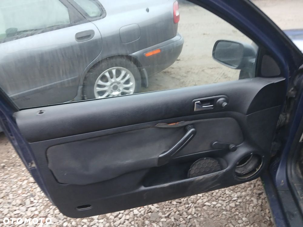 GOLF IV 1.4 3D HB fotel fotele kanapa deska kokpit podsufitka boczek boczki klamka podłokietnik licznik prędkościomierz - 3