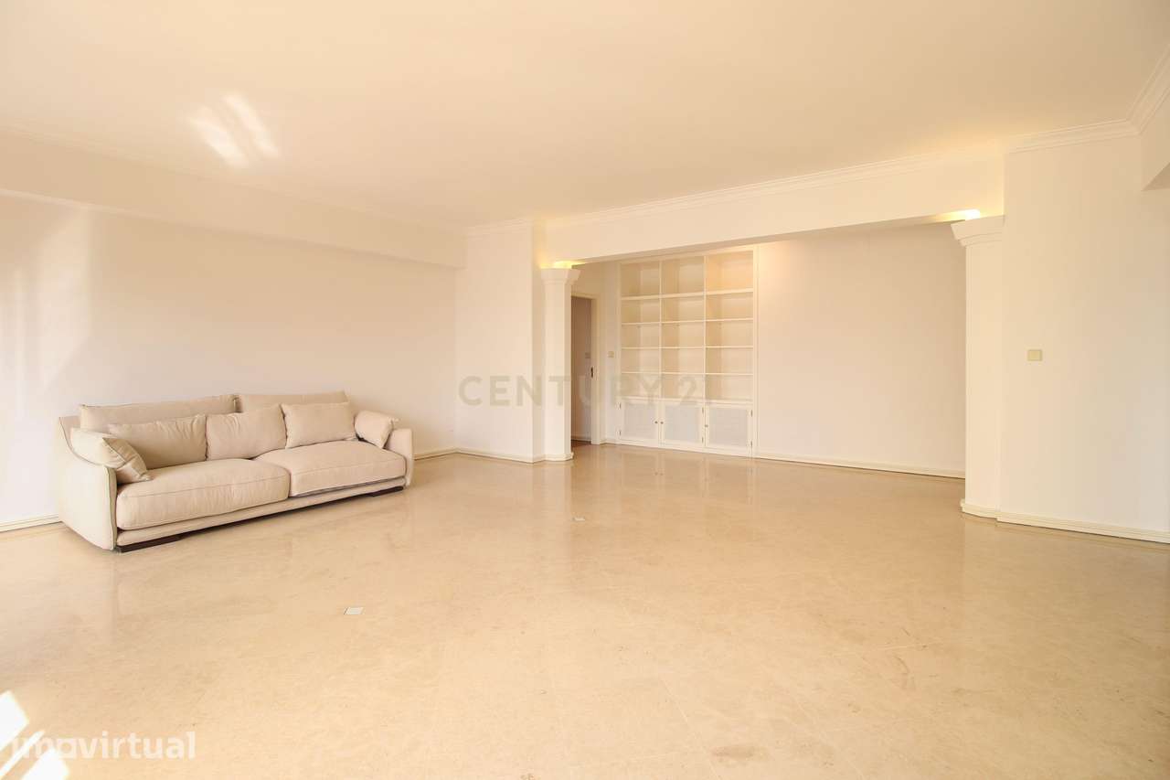 Apresento-lhe um apartamento com três quartos, situado em São Domingos - Grande imagem: 2/31