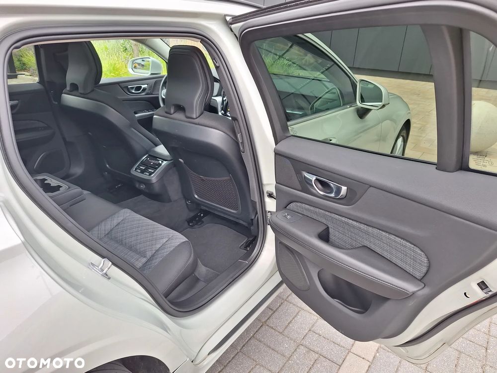 Volvo V60 B4 D Momentum Pro - 23