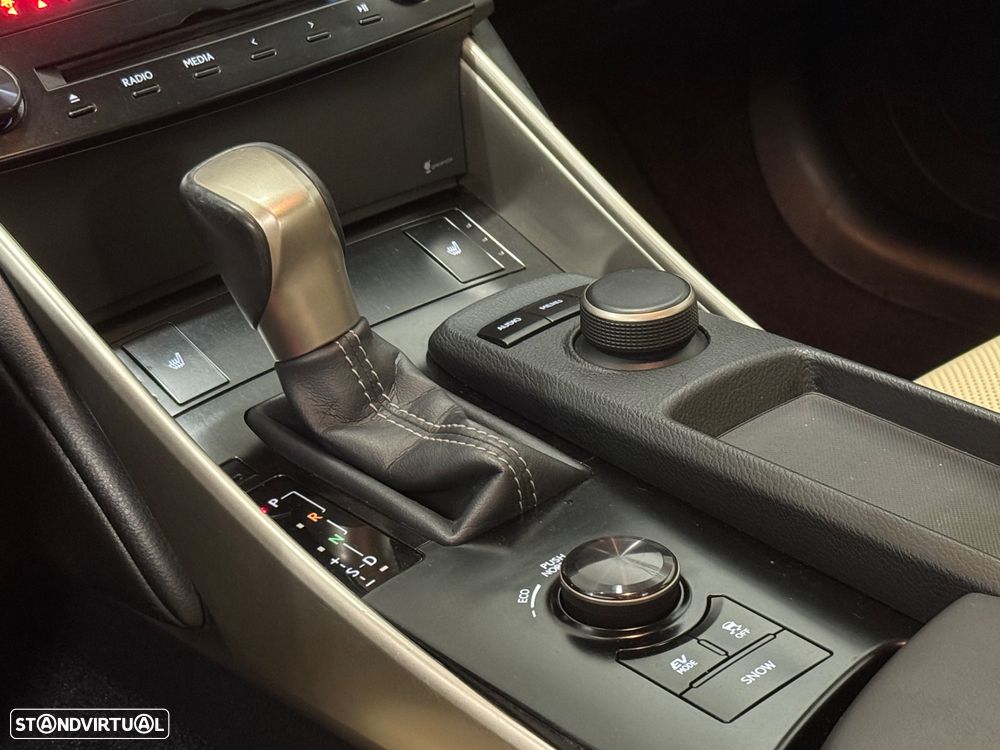 Lexus IS 300H Pack Executive+ - 26