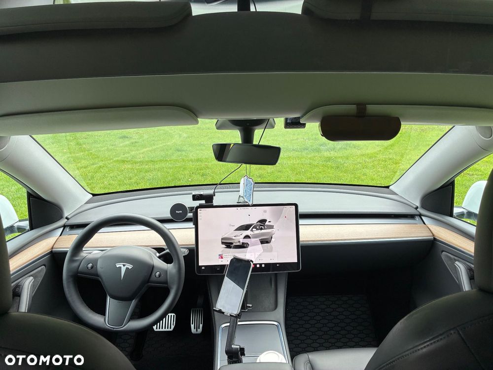 Tesla Model Y - 11